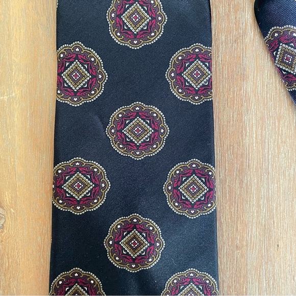 Men's Black Patterned Silk Accents Tie - Picture 3 of 10